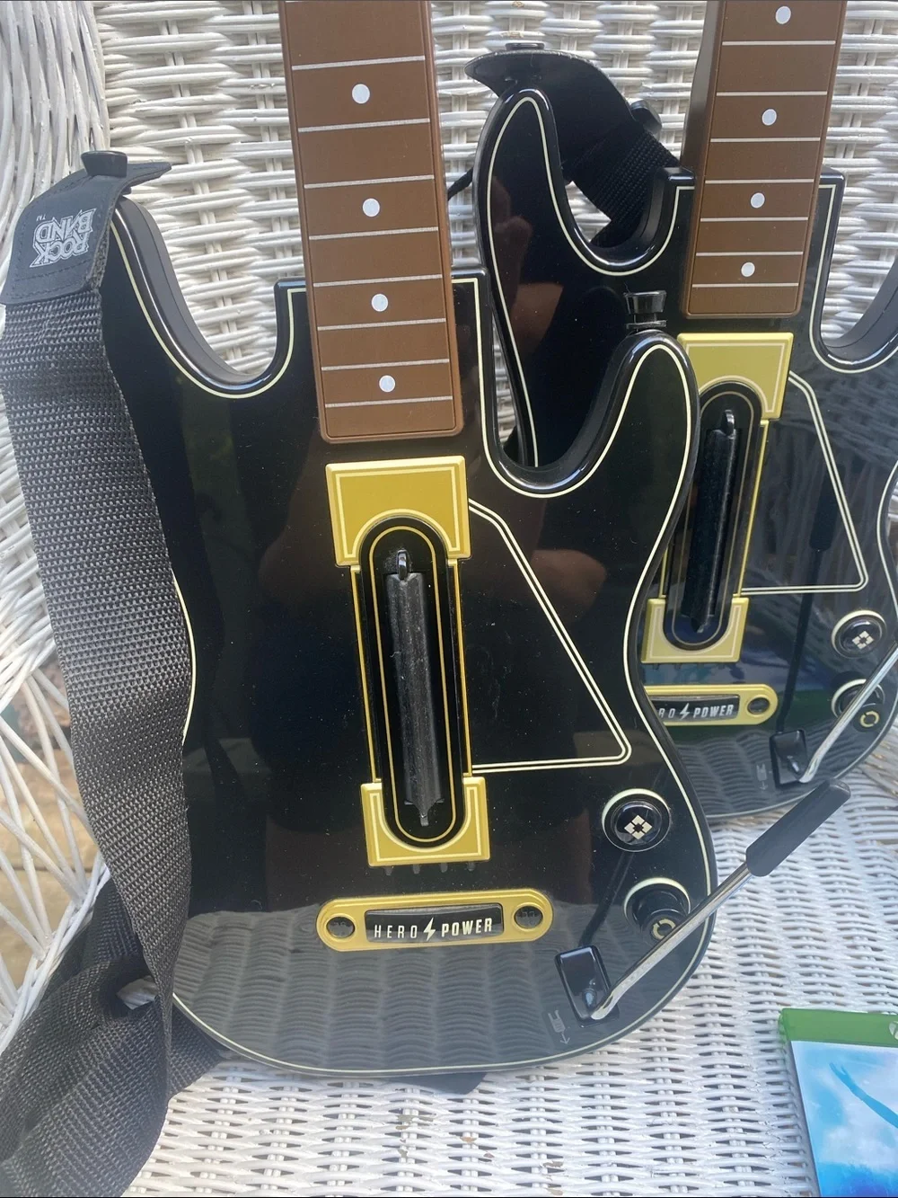 X Box 1 2Wireless Dual Guitar Controllers, Guitar Hero Live, 1 dongle, 2 straps - Picture 4 of 16